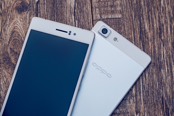 OPPO R5 ชาร์จไวไม่มีใครเกิน ด้วยเทคโนโลยี VOOC Flash Charge