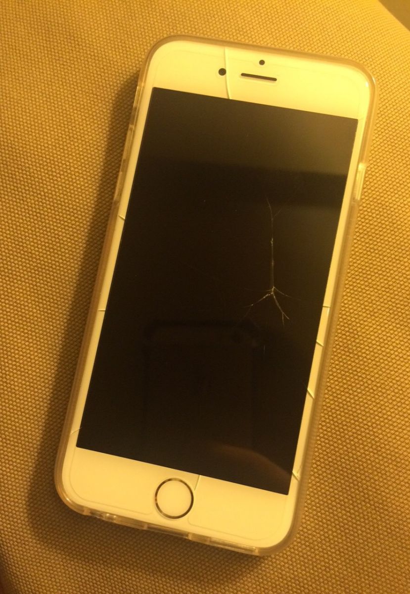 iPhone 6 จอแตก หลังชาร์จแบตทิ้งเอาไว้