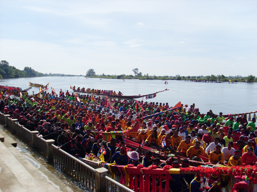 การแข่งขันเรือยาวประเพณีชิงถ้วยพระราชทาน