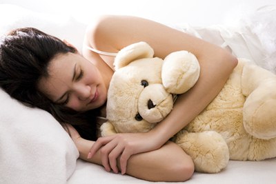 วิจัยชี้ 1 ใน 6 ของผู้ใหญ่ยังคงนอนกอดตุ๊กตา