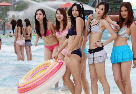 จีนถ่ายภาพหมู่สาว ๆ นุ่งบิกินี่ทุบสถิติโลก