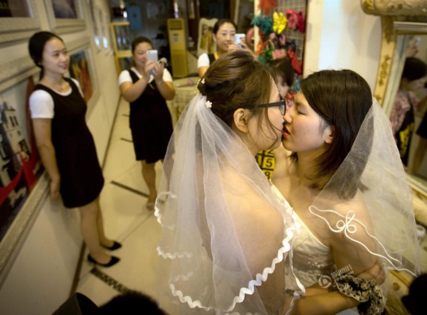 เลสเบี้ยนหมวยจีนจูงมือกันวิวาห์ เลสเบี้ยนหมวยจีนจูงมือกันวิวาห์