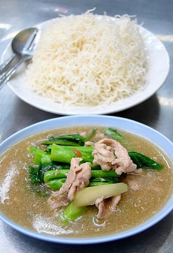 ราดหน้ายอดผัก ราดหน้ายอดผัก