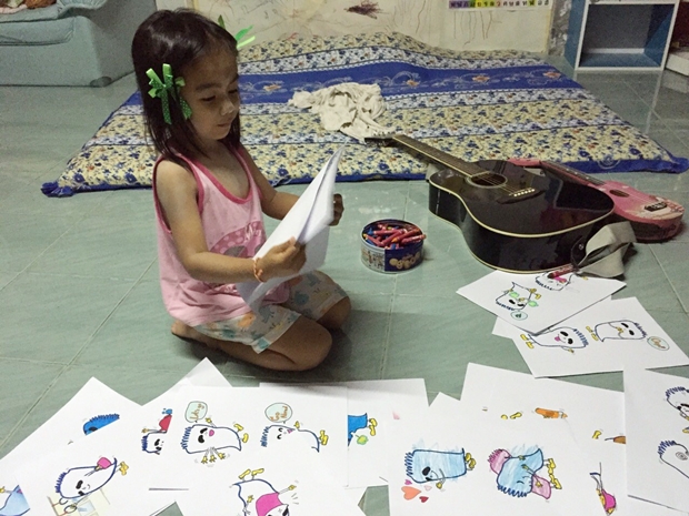 น้องโมโน 4 ขวบ วาดสติกเกอร์ ผีตาโบ๋ น้องโมโน 4 ขวบ วาดสติกเกอร์ ผีตาโบ๋