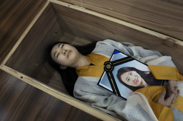 ศูนย์บำบัดนอนในโลงศพเผชิญหน้าความตาย