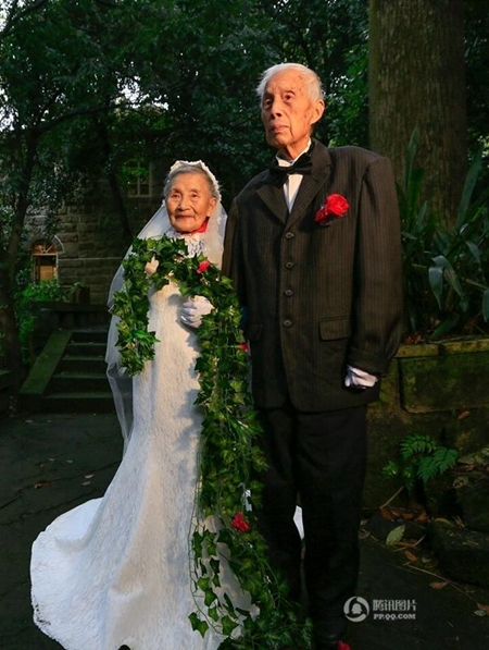 คู่รักวัยเฉียดร้อย ถ่ายภาพแต่งงานมุมเดิม ฉลองรัก 70 ปี