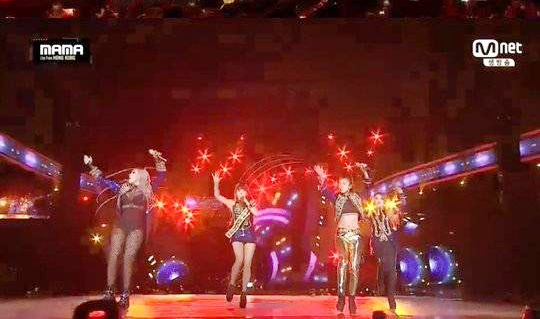 2NE1 ขึ้นโชว์ MAMA 2015 2NE1 ขึ้นโชว์ MAMA 2015