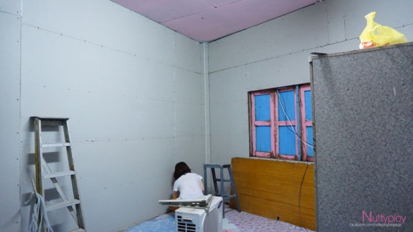 รีโนเวทห้องนอนไม้เก่า ๆ สู่ห้องนอนสีขาวสไตล์เจ้าหญิง รีโนเวทห้องนอนไม้เก่า ๆ สู่ห้องนอนสีขาวสไตล์เจ้าหญิง