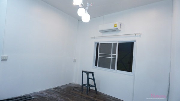 รีโนเวทห้องนอนไม้เก่า ๆ สู่ห้องนอนสีขาวสไตล์เจ้าหญิง รีโนเวทห้องนอนไม้เก่า ๆ สู่ห้องนอนสีขาวสไตล์เจ้าหญิง