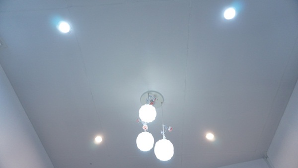 รีโนเวทห้องนอนไม้เก่า ๆ สู่ห้องนอนสีขาวสไตล์เจ้าหญิง รีโนเวทห้องนอนไม้เก่า ๆ สู่ห้องนอนสีขาวสไตล์เจ้าหญิง