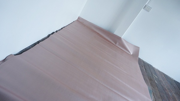 รีโนเวทห้องนอนไม้เก่า ๆ สู่ห้องนอนสีขาวสไตล์เจ้าหญิง รีโนเวทห้องนอนไม้เก่า ๆ สู่ห้องนอนสีขาวสไตล์เจ้าหญิง