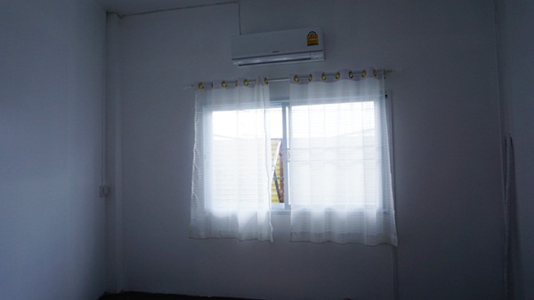 รีโนเวทห้องนอนไม้เก่า ๆ สู่ห้องนอนสีขาวสไตล์เจ้าหญิง รีโนเวทห้องนอนไม้เก่า ๆ สู่ห้องนอนสีขาวสไตล์เจ้าหญิง