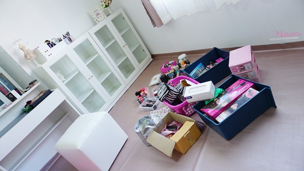 รีโนเวทห้องนอนไม้เก่า ๆ สู่ห้องนอนสีขาวสไตล์เจ้าหญิง รีโนเวทห้องนอนไม้เก่า ๆ สู่ห้องนอนสีขาวสไตล์เจ้าหญิง