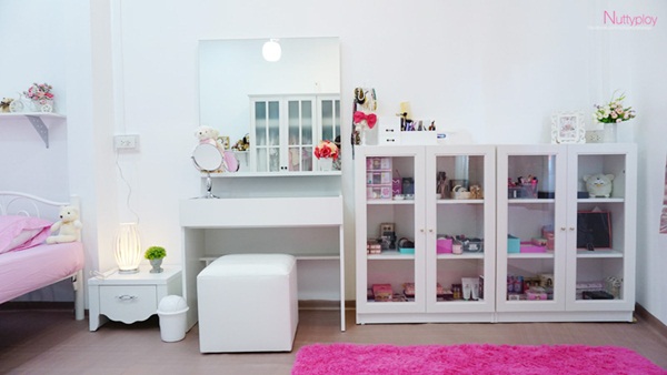 รีโนเวทห้องนอนไม้เก่า ๆ สู่ห้องนอนสีขาวสไตล์เจ้าหญิง รีโนเวทห้องนอนไม้เก่า ๆ สู่ห้องนอนสีขาวสไตล์เจ้าหญิง