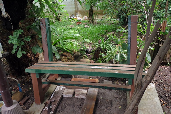 DIY ม้านั่งมีพนักพิงไว้พักชิล ๆ ในสวน ทนทุกสภาพอากาศ 