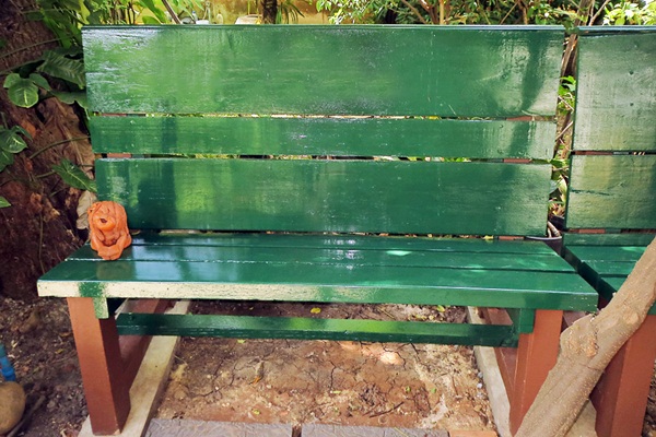 DIY ม้านั่งมีพนักพิงไว้พักชิล ๆ ในสวน ทนทุกสภาพอากาศ 
