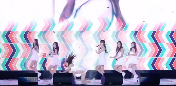 เวทีลื่นเป็นเหตุ เกิร์ลกรุ๊ปเกาหลีเต้นล้มแล้วล้มอีกกลางเวทีกว่า 5 ครั้ง เวทีลื่นเป็นเหตุ เกิร์ลกรุ๊ปเกาหลีเต้นล้มแล้วล้มอีกกลางเวทีกว่า 5 ครั้ง