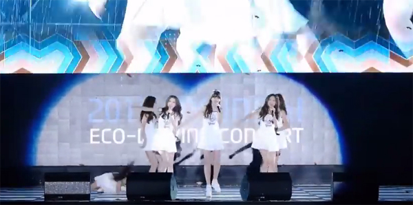 เวทีลื่นเป็นเหตุ เกิร์ลกรุ๊ปเกาหลีเต้นล้มแล้วล้มอีกกลางเวทีกว่า 5 ครั้ง เวทีลื่นเป็นเหตุ เกิร์ลกรุ๊ปเกาหลีเต้นล้มแล้วล้มอีกกลางเวทีกว่า 5 ครั้ง