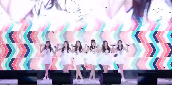 เวทีลื่นเป็นเหตุ เกิร์ลกรุ๊ปเกาหลีเต้นล้มแล้วล้มอีกกลางเวทีกว่า 5 ครั้ง เวทีลื่นเป็นเหตุ เกิร์ลกรุ๊ปเกาหลีเต้นล้มแล้วล้มอีกกลางเวทีกว่า 5 ครั้ง
