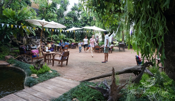 รีโนเวทบ้านเก่าอายุ 44 ปี เป็นร้านกาแฟในฝันกลางสวนเฟิร์น รีโนเวทบ้านเก่าอายุ 44 ปี เป็นร้านกาแฟในฝันกลางสวนเฟิร์น