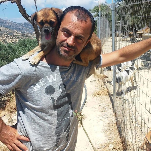 หมอฟันชาวกรีซตัดสินใจลาออกจากงานเพื่อช่วยสุนัขที่ถูกทิ้ง