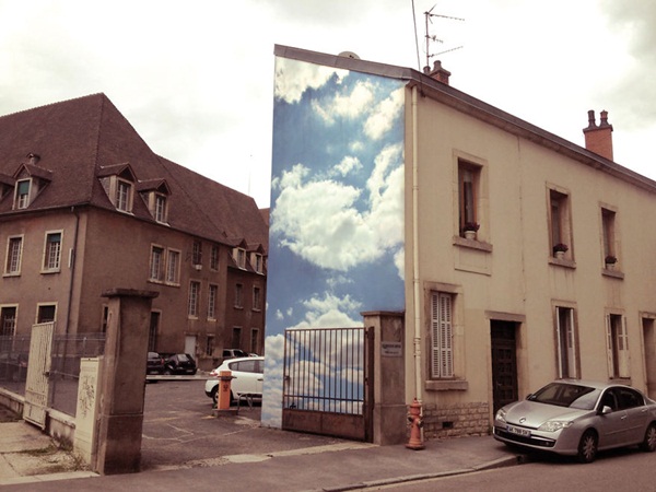 ศิลปินสตรีทอาร์ตพริ้นท์รูปแปะอาคาร เหมือนยกท้องฟ้ามาไว้บนผนังเลย