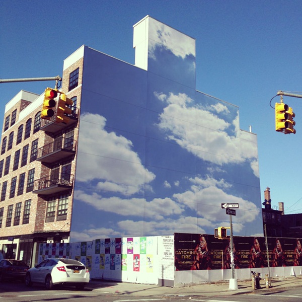 ศิลปินสตรีทอาร์ตพริ้นท์รูปแปะอาคาร เหมือนยกท้องฟ้ามาไว้บนผนังเลย