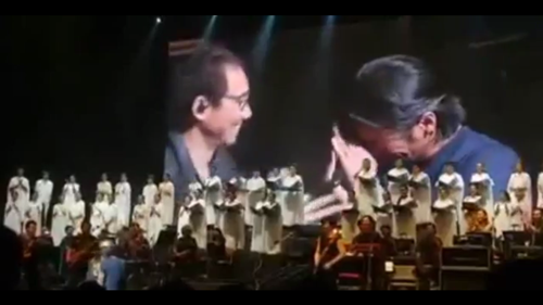 ตูน บอดี้สแลม ก้มกราบ เอก ธเนศ กลางเวทีคอนเสิร์ต ตูน บอดี้สแลม ก้มกราบ เอก ธเนศ กลางเวทีคอนเสิร์ต