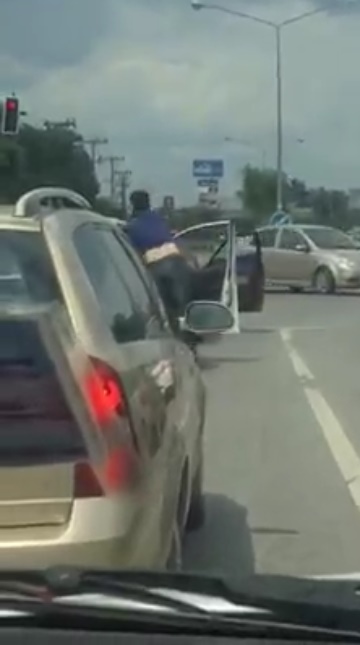 คนต่อยกันกลางสี่แยก คนต่อยกันกลางสี่แยก