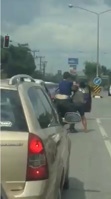 คนต่อยกันกลางสี่แยก คนต่อยกันกลางสี่แยก