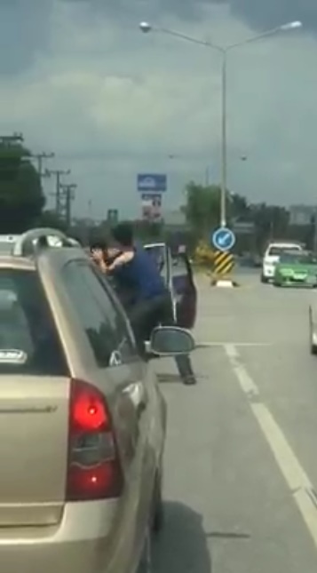 คนต่อยกันกลางสี่แยก คนต่อยกันกลางสี่แยก