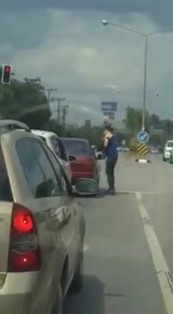 คนต่อยกันกลางสี่แยก คนต่อยกันกลางสี่แยก