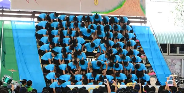 เลิศเลอเพอร์เฟคท์ ! สแตนด์เชียร์คอนเซ็ปต์เลิกทาส โรงเรียนกัลยาณวัตร ครีเอทสุด ๆ เลิศเลอเพอร์เฟคท์ ! สแตนด์เชียร์คอนเซ็ปต์เลิกทาส โรงเรียนกัลยาณวัตร ครีเอทสุด ๆ