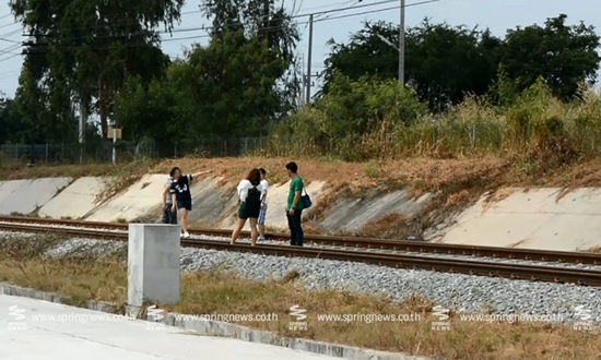 สั่งปิดแล้ว ! แกรนด์แคนยอน ชลบุรี หวั่นอันตราย หลังเจอคนเข้าไปนั่งบนรางรถไฟ