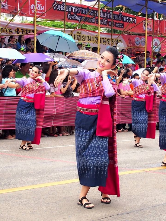 งานแห่เทียนพรรษา อุบลฯ คึกคัก แนท อนิพรณ์ ร่วมเดินขบวนด้วย