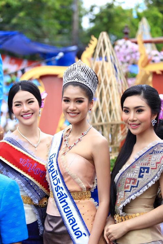 งานแห่เทียนพรรษา อุบลฯ คึกคัก แนท อนิพรณ์ ร่วมเดินขบวนด้วย