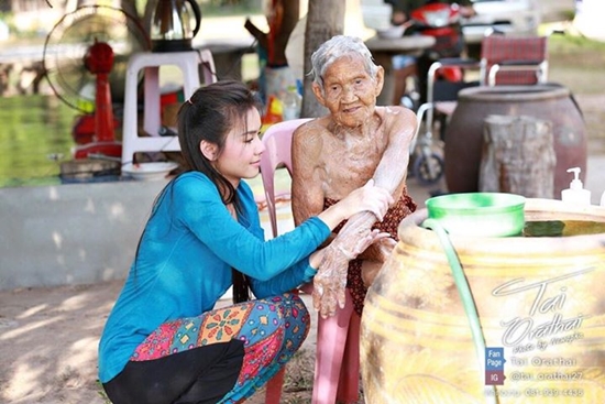 ต่าย อรทัย อาบน้ำให้คุณยาย