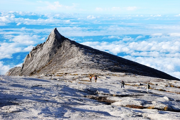 10 ภูเขาในเอเชีย ที่ต้องไปปีนป่ายปักธงสักครั้ง 10 ภูเขาในเอเชีย ที่ต้องไปปีนป่ายปักธงสักครั้ง