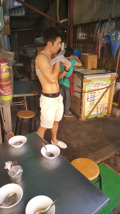 พ่อค้าขายน้ำเต้าหู้หล่อตี๋ พ่อค้าขายน้ำเต้าหู้หล่อตี๋