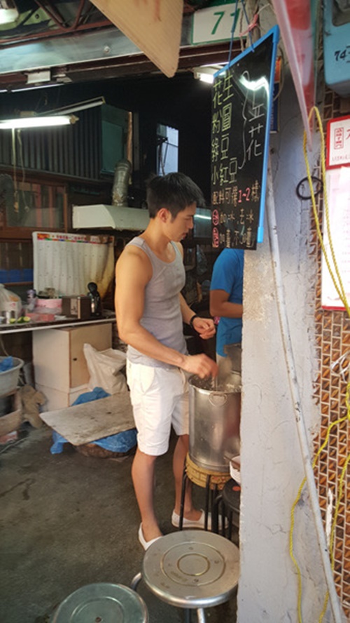 พ่อค้าขายน้ำเต้าหู้หล่อตี๋ พ่อค้าขายน้ำเต้าหู้หล่อตี๋