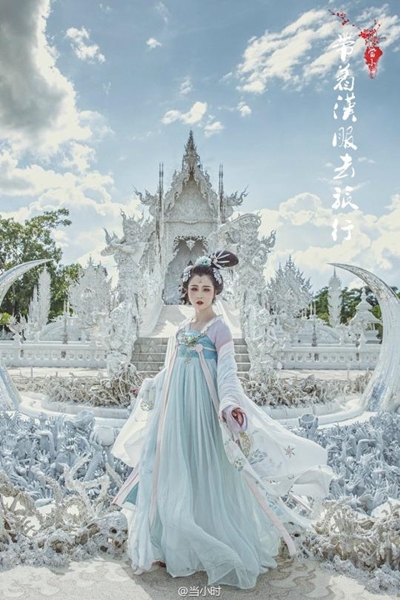 สาวจีนสวมชุดฮั่นฝู ถ่ายแบบที่วัดร่องขุน วิวงาม นางแบบเป๊ะ