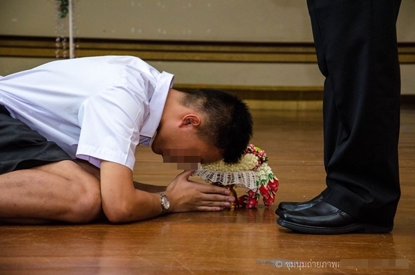 งานต้อนรับผู้อำนวยการโรงเรียนดัง ทำไมต้องกราบเท้า งานต้อนรับผู้อำนวยการโรงเรียนดัง ทำไมต้องกราบเท้า
