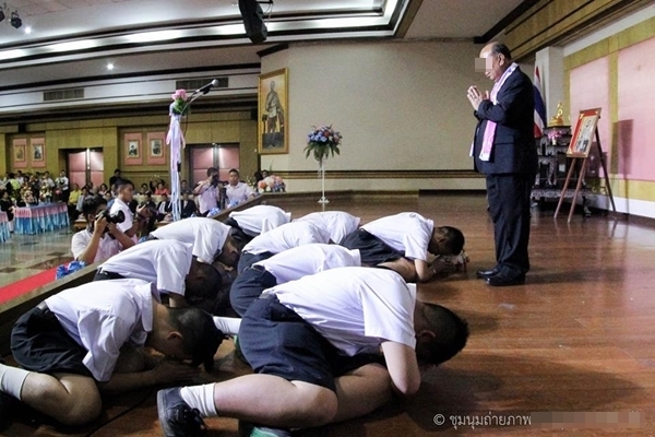 งานต้อนรับผู้อำนวยการโรงเรียนดัง ทำไมต้องกราบเท้า งานต้อนรับผู้อำนวยการโรงเรียนดัง ทำไมต้องกราบเท้า