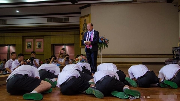 งานต้อนรับผู้อำนวยการโรงเรียนดัง ทำไมต้องกราบเท้า งานต้อนรับผู้อำนวยการโรงเรียนดัง ทำไมต้องกราบเท้า