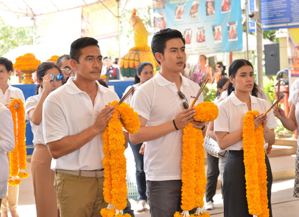 หม่อมเจ้าชาตรีเฉลิม ยุคล นำทีมนักแสดง ทำบุญถวายภัตตาหารเพล สักการะ ศาลพันท้ายนรสิงห์ หม่อมเจ้าชาตรีเฉลิม ยุคล นำทีมนักแสดง ทำบุญถวายภัตตาหารเพล สักการะ ศาลพันท้ายนรสิงห์