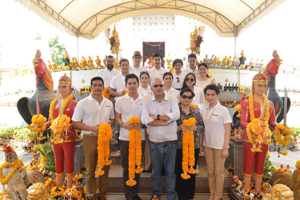 หม่อมเจ้าชาตรีเฉลิม ยุคล นำทีมนักแสดง ทำบุญถวายภัตตาหารเพล สักการะ ศาลพันท้ายนรสิงห์ หม่อมเจ้าชาตรีเฉลิม ยุคล นำทีมนักแสดง ทำบุญถวายภัตตาหารเพล สักการะ ศาลพันท้ายนรสิงห์
