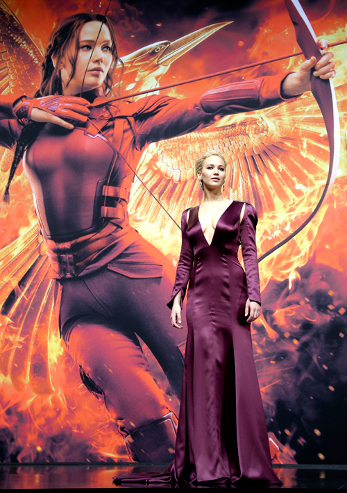 กว่าครึ่งหมื่น แฟน ๆ Mockingjay Part 2 แห่ต้อนรับ ดารานักแสดงในงานเปิดตัวภาพยนตร์