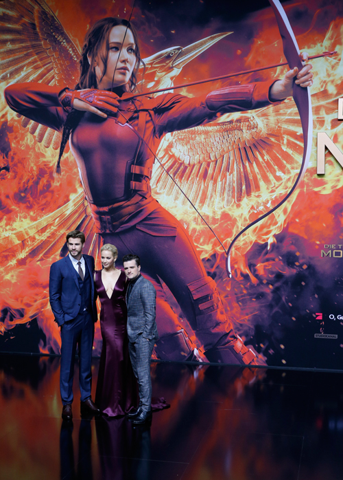 กว่าครึ่งหมื่น แฟน ๆ Mockingjay Part 2 แห่ต้อนรับ ดารานักแสดงในงานเปิดตัวภาพยนตร์