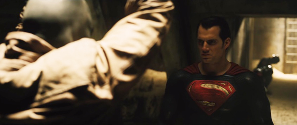 ซูเปอร์แมน กระชากหน้ากาก แบทแมน ในตัวอย่างใหม่ Batman v Superman