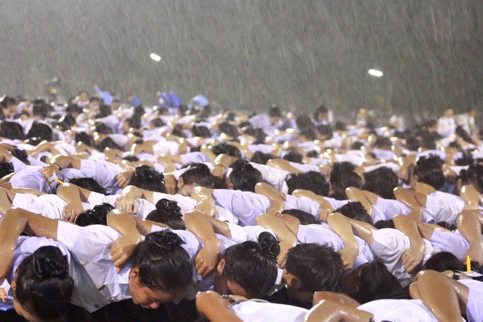 ดราม่า ! ภาพเฟรชชี่ บูมกลางสายฝน ดราม่า ! ภาพเฟรชชี่ บูมกลางสายฝน